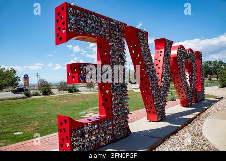 Loveland, Colorado - Ein „Liebe“-Schild außerhalb des Besucherzentrums der Stadt. Das Besucherzentrum verteilt Schlösser, die Paare an dem Schild befestigen können, um symb Stockfoto