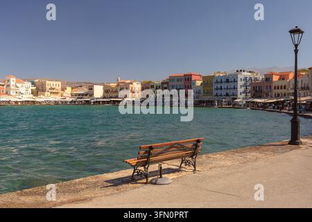 Blick über den venezianischen Hafen auf farbenfrohe historische Ufergebäude und Restaurants in Chania, Kreta, Griechenland. Stockfoto