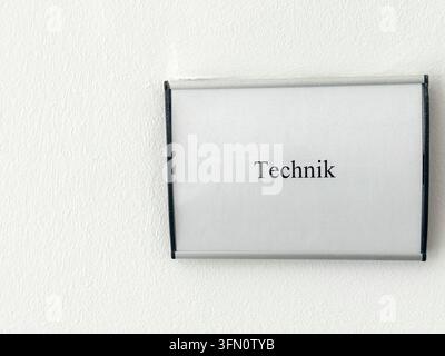 Frankfurt am Main, Deutschland – 30. Juni 2026: Gerahmtes Technik-Schild, das einen Technikraum an einer strukturierten weißen Innenwand markiert. Stockfoto