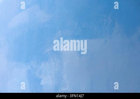 Blau gestrichene raue Wandtextur – Abstrakter Grunge-Hintergrund mit Pinselstrichen Stockfoto