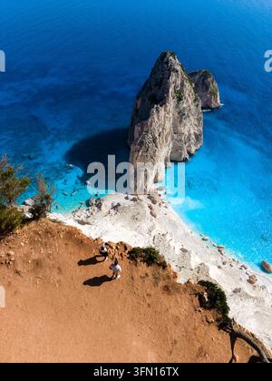 Erleben Sie die atemberaubende Landschaft von Myzithres in Zakynthos, Griechenland, wo schroffe Klippen auf das lebendige blaue Meer treffen. Dieser ruhige Ort fängt das Wesen der Ionischen Inseln ein. Stockfoto