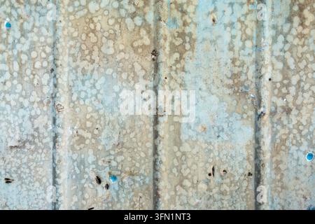 Abstrakter industrieller Texturrückgrund einer verwitterten, rostigen Wellblechoberfläche Stockfoto