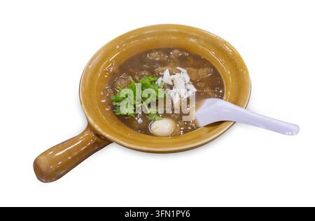 Nahaufnahme einer chinesischen gebratenen Fischmaw-Suppe, serviert in einem braunen Keramik-Tontopf mit Griff. Isoliert auf einem sauberen weißen Hintergrund, perfekt f Stockfoto