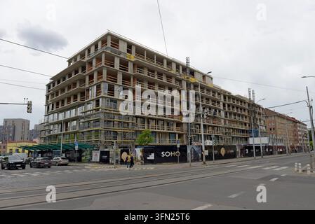 Neues Wohngebäude im Bau im Stadtteil Holešovice von Prag 7, Tschechische Republik, Juni 2026 Stockfoto