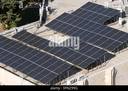 Solarpaneele auf dem Dach eines Gebäudes Stockfoto