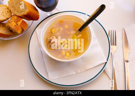 Katalanische Weihnachtssuppe mit Fleischbällchen, Pasta und Gemüse Stockfoto