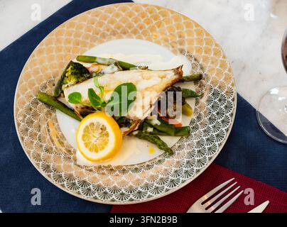 Filet der Seebrasse mit Spargel Stockfoto