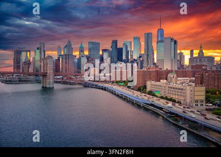 Manhattan, New York City, USA. Luftbild der Stadtlandschaft von Manhattan, New York City bei einem wunderschönen Sommer-Sonnenuntergang. Stockfoto