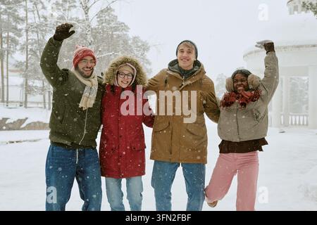 Porträt von multikulturellen Freunden, die im Winter draußen Spaß haben Stockfoto