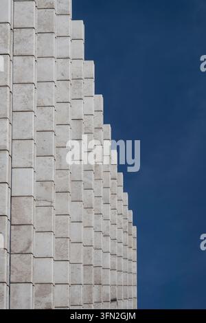 Abstraktes Bild eines modernen Bürogebäudes vor blauem Himmel Stockfoto