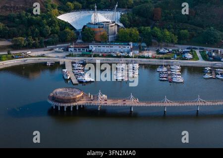 Luftaufnahme des modernen Piers und der Marina an der Weichsel, mit festgemachten Segelbooten, einer runden Holzkonstruktion und dem Amphitheater in Płock Stockfoto