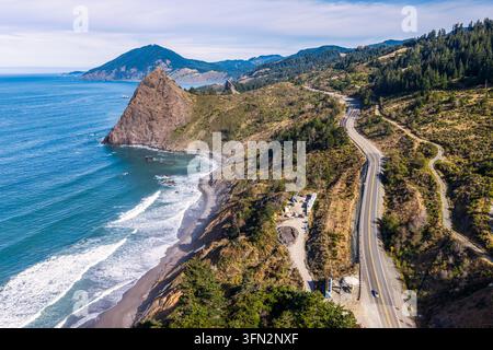 Luftaufnahme des Baus der Autobahn 101 entlang der rauen Küste Oregons mit Klippen, Wald und Meereswellen in Port Orford, Oregon, Vereinigte Staaten. Stockfoto