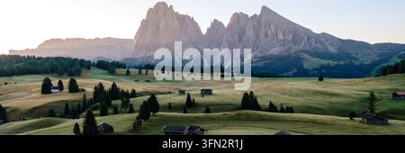 Erleben Sie die atemberaubende Landschaft der Seiser Alm Alpe di Siusi in den Dolomiten, Italien, wo majestätische Berge auf üppige Wiesen treffen und eine perfekte Stockfoto