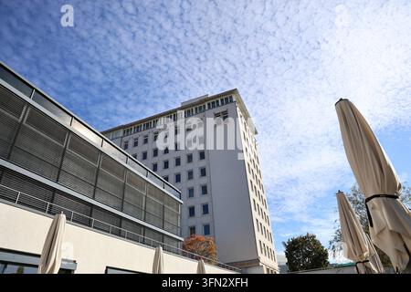 Thueringer Landtag 30.09.2026, Erfurt, Thueringer Landtag, Blick vom Innenhof des Landtages auf das Landtags-Hochhaus *** Thüringer Landtag, 30. September 2026, Erfurt, Thüringer Landtag, Blick vom Innenhof des Landtages auf das Landtags-Hochhaus Stockfoto