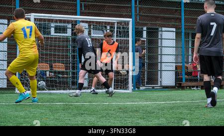Kiew, Ukraine, 05. September 2026. Spieler der gelb-schwarzen Mannschaft versammeln sich um den Ball in der Nähe des Tores. Stockfoto
