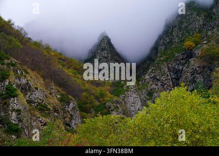 Lebendige Herbstfarben mit nebligem Berggipfel im Großen Kaukasus bei Gveleti-Wasserfall in Tsdo, Georgien, nicht weit von Kazbegi und Stepants entfernt Stockfoto