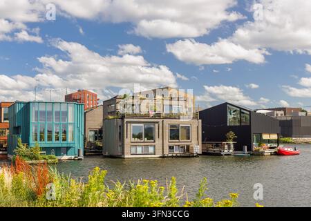 Amsterdam, Niederlande – 10. Juli 2026: Zeitgenössische farbenfrohe Hausboote in Amsterdam-Nord, Niederlande Stockfoto
