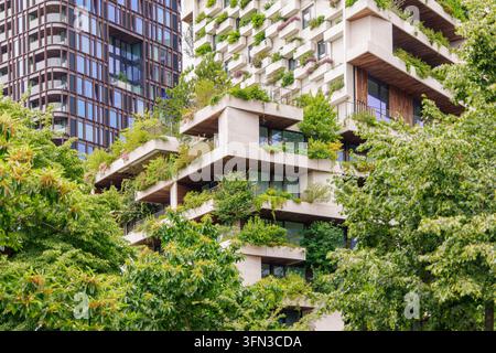 Utrecht, Niederlande – 30. Juni 2026: Luxuswohnungen mit grünem Balkon und Bäumen in Utrecht, Niederlande Stockfoto