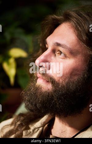 Bärtiger Mann schaut nachdenklich in der Natur weg Stockfoto