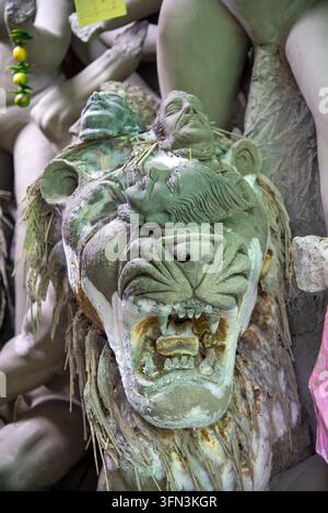 Eine Nahaufnahme von unfertigen Tonskulpturen in der Werkstatt eines Kunsthandwerkers in Kumartuli, Kalkutta. Das Bild betont den rohen Tonmodellierungsprozess, Stockfoto