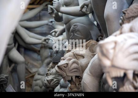 Eine Nahaufnahme von unfertigen Tonskulpturen in der Werkstatt eines Künstlers in Kumartuli, Kalkutta. Das Bild betont den rohen Tonmodellierungsprozess Stockfoto
