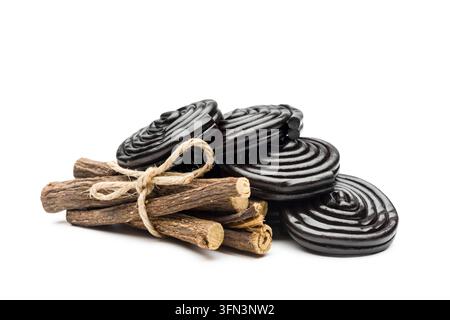 Bunch von Lakritzbonbonrädern mit Lakritz-Wurzeln, isoliert auf weißem Hintergrund. Stockfoto