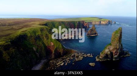 Luftbild der Duncansby Stacks mit dramatischen Seeklippen, rauer Küstenlinie und tiefblauem Ozeanwasser in John o' Groats, Highland Council, Vereinigtes Königreich Stockfoto