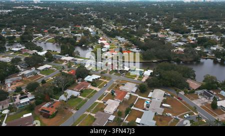 Luftbild eines Wohngebiets mit Häusern, gewundenen Kanälen und üppigen Bäumen in Clearwater, Florida, Vereinigte Staaten. Stockfoto