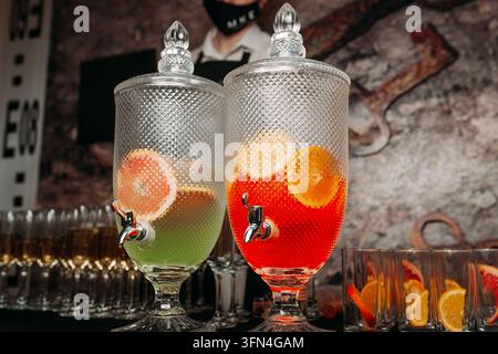 Farbenfrohe Zitrussaftgetränke in Glasbehältern auf einer Party Stockfoto