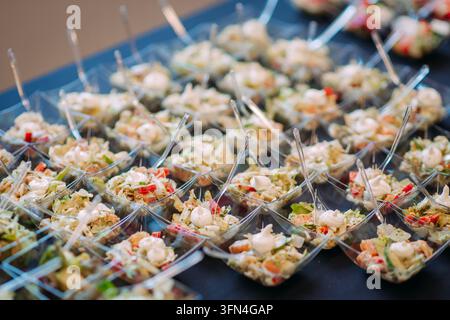 Verschiedene Vorspeisen, die an einem Buffet serviert werden Stockfoto