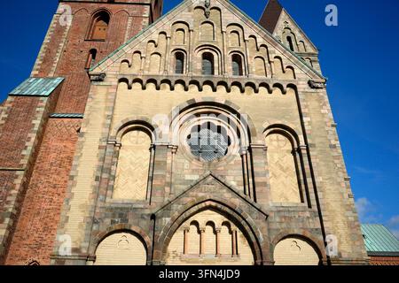 Nahaufnahme der kunstvollen romanischen Westfassade der Ribe Kathedrale in Dänemark mit gewölbten Fenstern, Rosette und dekorativer Ziegelverkleidung Stockfoto