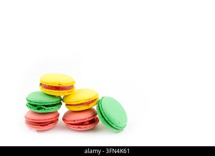 Süße und bunte französische Macarons oder Macaron auf weißem Hintergrund, Dessert. Stockfoto