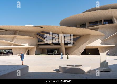 Doha, Katar - 14. Februar 2026: Touristen erkunden den sonnenbeschienenen Platz des Nationalmuseums von Katar in Doha, Katar. Stockfoto