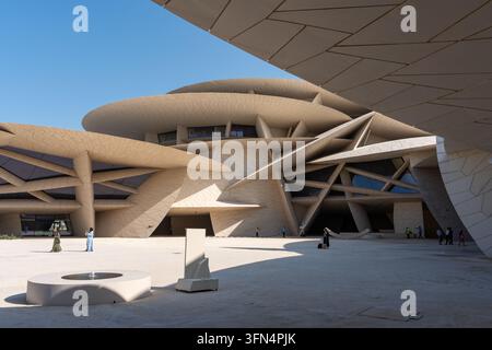 Doha, Katar - 14. Februar 2026: Besucher erkunden den sonnendurchfluteten Platz des Nationalmuseums von Katar in Doha, Katar. Stockfoto