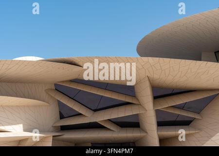 Doha, Katar - 14. Februar 2026: Nahaufnahme der Wüstenrosen-Architektur und der ineinandergreifenden Scheiben des Nationalmuseums von Katar in Doha. Stockfoto