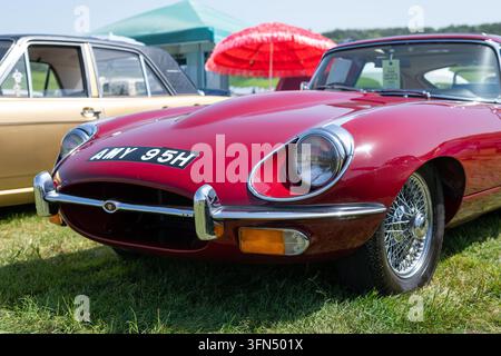 Sherborne.Dorset.Großbritannien.25. Mai 2026.auf der Sherborne Castle Country Fair wird Ein restaurierter E-Typ Jaguar aus dem Jahr 1969 gezeigt Stockfoto