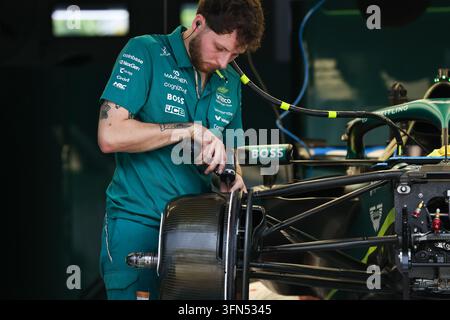 KUALA LUMPUR, MALAYSIA - 01. OKTOBER: Mechaniker arbeitet während der Vorläufe vor dem FIA-Formel-1-Grand-Prix von Bahrain im Paddock am Aston Martin Aramco Formel-1-Team AMR26 in Malaysia auf dem Sepang Circuit am 01. Oktober 2026 in Kuala Lumpur, Malaysia. (Foto von Qian Jun/SPP-Paddocker) Stockfoto
