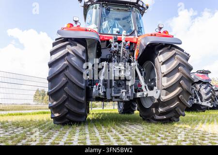 Nahaufnahme Rückansicht eines modernen landwirtschaftlichen Traktors. Kaunas, Litauen, 28. September 2026 Stockfoto