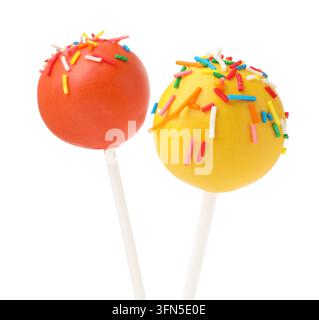 Zwei leckere Kuchen-Pops mit Streuseln auf weiß Stockfoto