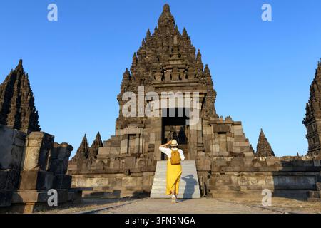 Prambanan ist ein hinduischer Tempel in Yogyakarta, Java, Indonesien, der dem Trimurti, dem Schöpfer, Brahma, Vishnu und Shiva gewidmet ist. Es ist der größte hinduistische Stockfoto