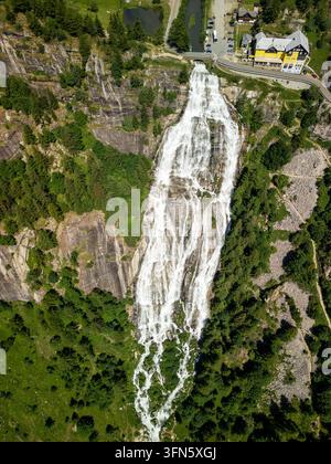 Ein spektakulärer Hochwinkel-Aerial-Shot fängt den gesamten Wasserfluss des Toce-Wasserfalls ein. Weißes Wasser fließt die Felswand hinunter, während die Spitze deutlich Par zeigt Stockfoto