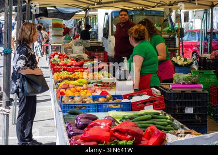 Menschen, die auf dem Wochenmarkt im spanischen Kurort Benicassim an der Costa del Azahar in der Region Valencia in Spanien Obst und Gemüse einkaufen Stockfoto