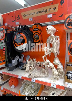 Halloween-Dekorationen und Kostüme in einer saisonalen Abteilung eines britischen Supermarkts, darunter Skelette und gruseliges Zubehör. Stockfoto