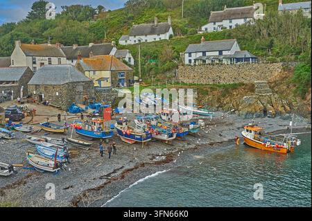 Fischerboote am Schotterstrand von Cadgwith Cove, Cadgwith ist ein kleines Fischerdorf auf der Lizard-Halbinsel an Cornwalls Südküste Stockfoto