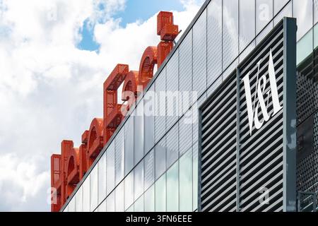 Rote Schilder an der Außenseite von V and A East, Here East Stratford London Stockfoto