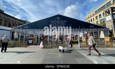 Edinburgh Cocktail Village am Festival Square; Edinburgh Cocktail Week 2026 kehrt zum neunten Mal zurück, das größte Cocktail-Festival der UK, UK Stockfoto