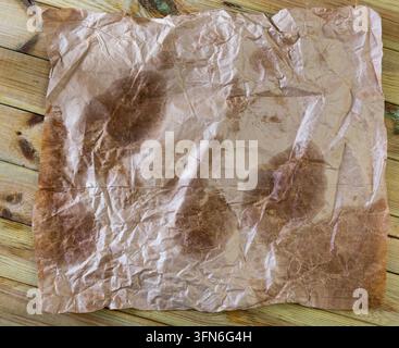 Bogen hellbraunes Vintage-Papier, zerknittert und gealtert, mit Flecken und Textur Stockfoto