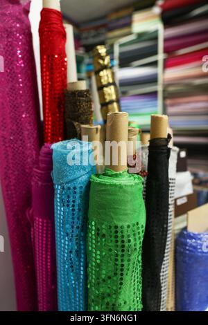 Rollen verschiedener farbenfroher Stoffe im Laden, Nahaufnahme Stockfoto