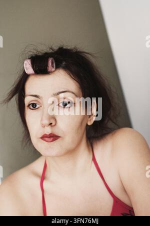 Porträt einer mittelalten brünetten Frau in häuslicher Umgebung Stockfoto
