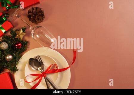 Weihnachtsfeier-Esstischgedeck mit Tellern und Kopierraum-Hintergrund Stockfoto